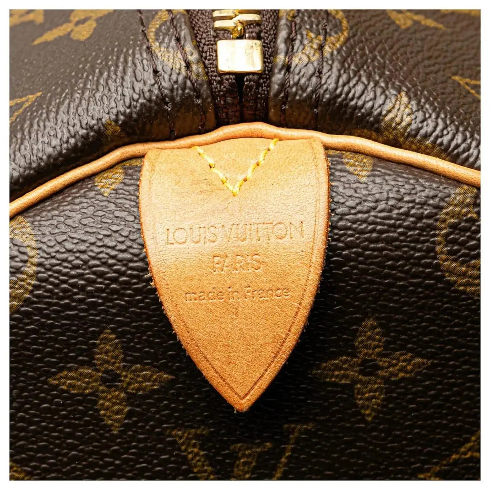 Sac de voyage Louis Vuitton Keepall 55 en toile Monogram, sac de luxe d’occasion authentique disponible chez Sorayae